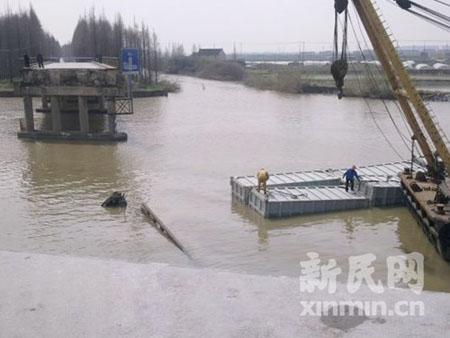 浦东大治路桥遭轮船撞塌 两船员落水失踪