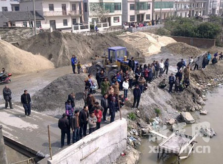 浦东大治路桥遭轮船撞塌 两船员落水失踪