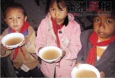 图文:云南一乡村学校学生们喝脏水解渴