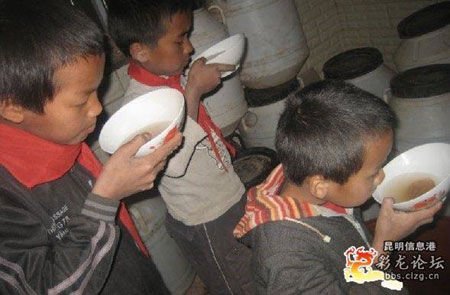 图文:云南一乡村学校学生们喝脏水解渴