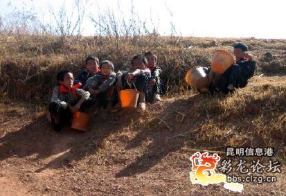 图文:云南一乡村学校学生们喝脏水解渴