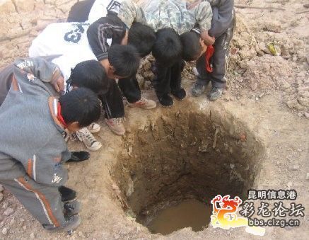 图文:云南一乡村学校学生们喝脏水解渴