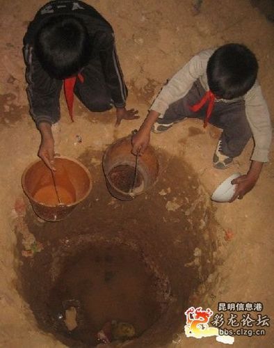图文：云南一乡村学校学生们喝脏水解渴
