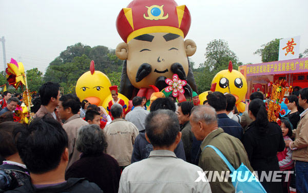 广州“波罗诞”千年庙会人如潮涌