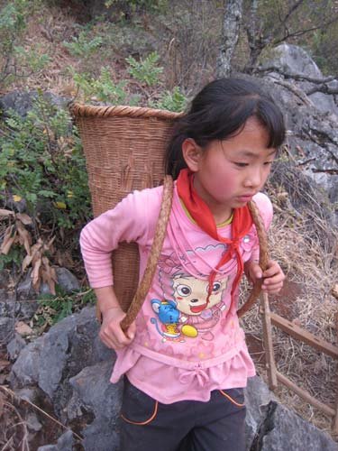 12岁女孩为取饮用水穿越1200米绝壁悬崖