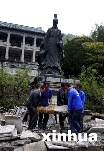 屈原铜像迁新居