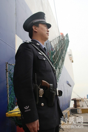 世博安保进入实战 海港监护民警配枪上岗