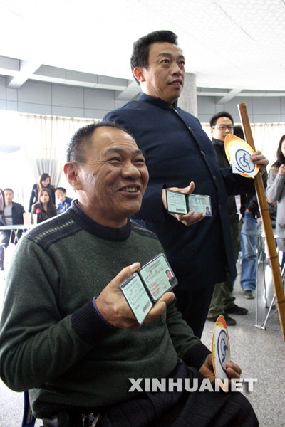成都发出我国首批残疾人专用驾驶证