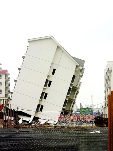 广西南宁一新建小区上演楼歪歪 开发商动机被质疑