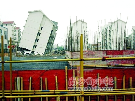 广西南宁一新建小区上演楼歪歪 开发商动机被质疑