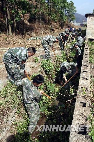 成都军区某红军师官兵援黔抗旱保民生