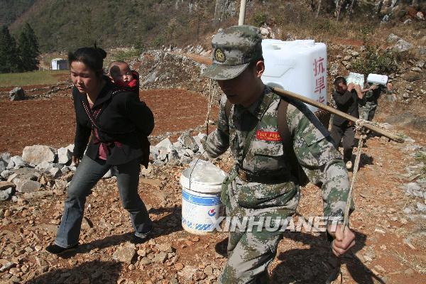 成都军区某红军师官兵援黔抗旱保民生