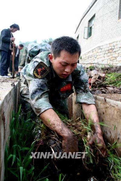 成都军区某红军师官兵援黔抗旱保民生