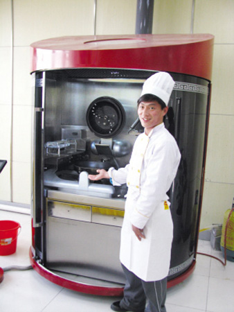 扬州首位“机器人大厨”技超普通厨师