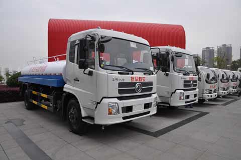 东风捐赠西南灾区10辆运水车