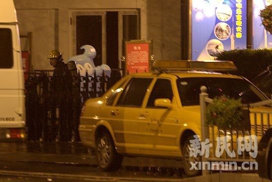 上海东方明珠塔顶发生火灾 疑遭雷击(图)