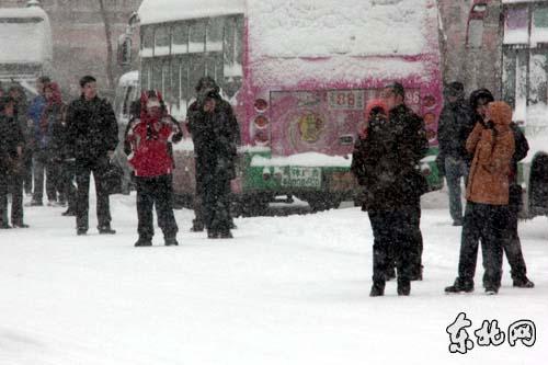 中国东北地区遭遇暴雪 哈尔滨市发布红色预警