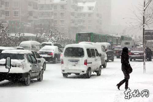 中国东北地区遭遇暴雪 哈尔滨市发布红色预警