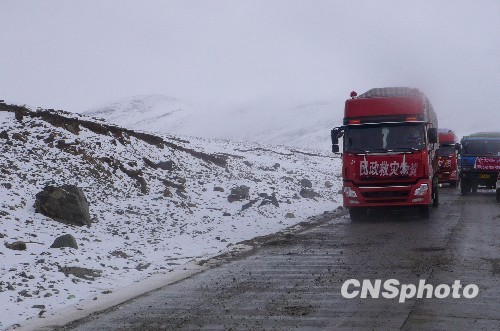 玉树震区降雪 难挡救灾步伐[组图]