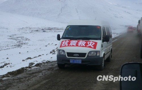玉树震区降雪 难挡救灾步伐[组图]