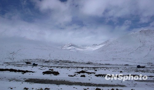 玉树震区降雪 难挡救灾步伐[组图]