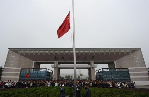合肥高校师生哀悼玉树地震遇难者