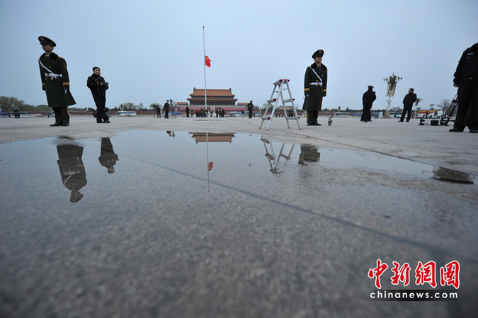 天安门广场下半旗为地震遇难者哀悼