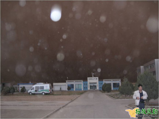 甘肃敦煌等地出现沙尘暴 局地能见度接近0米