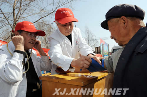 中国农民人口数_中国新生代农民工人数达1亿 城市化取向更强烈(2)