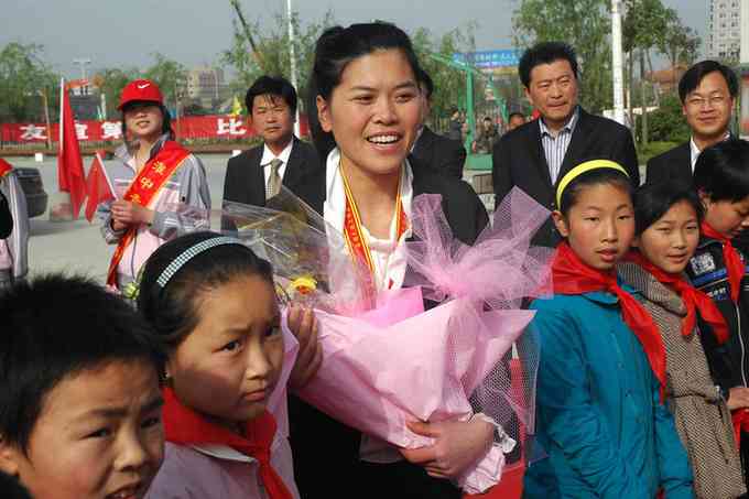 80后乡村女校长李灵当选全国劳模载誉返乡