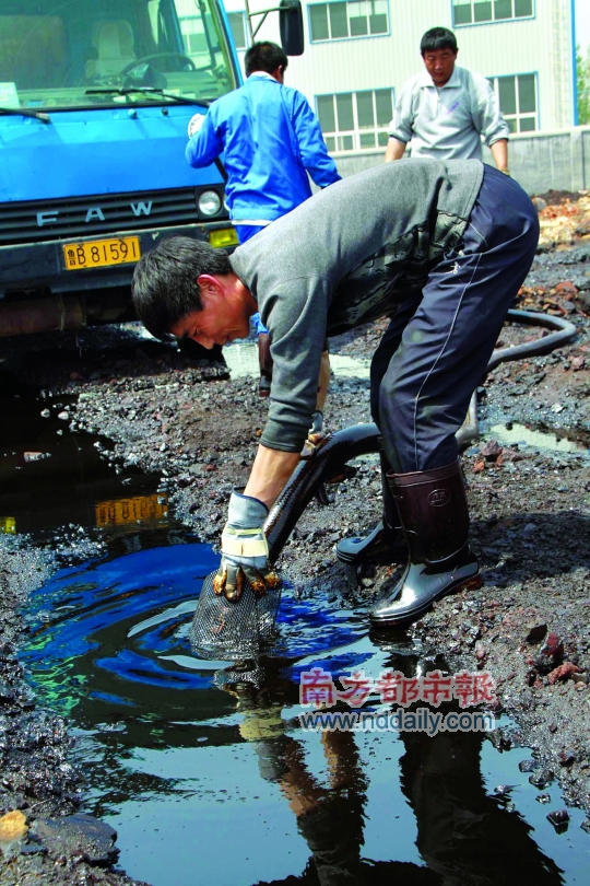 填埋垃圾挖破管道 山东胶州漏油240吨