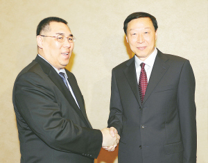 罗志军会见澳门特区行政长官崔世安