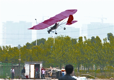 耗资10万升空20秒 武汉农民试飞自制飞机坠落