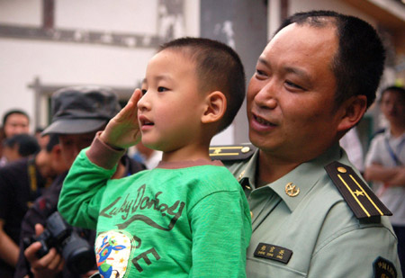 敬礼娃娃郎铮敬礼表示对抗震救灾部队的感谢