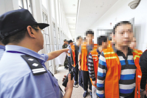 南京转移千名在押人员 直升机空中警戒(图)