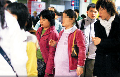 内地孕妇赴港产子急增 “港产婴”申领升2倍