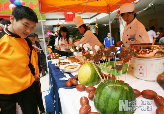 迎“六一” 福利院儿童品美食