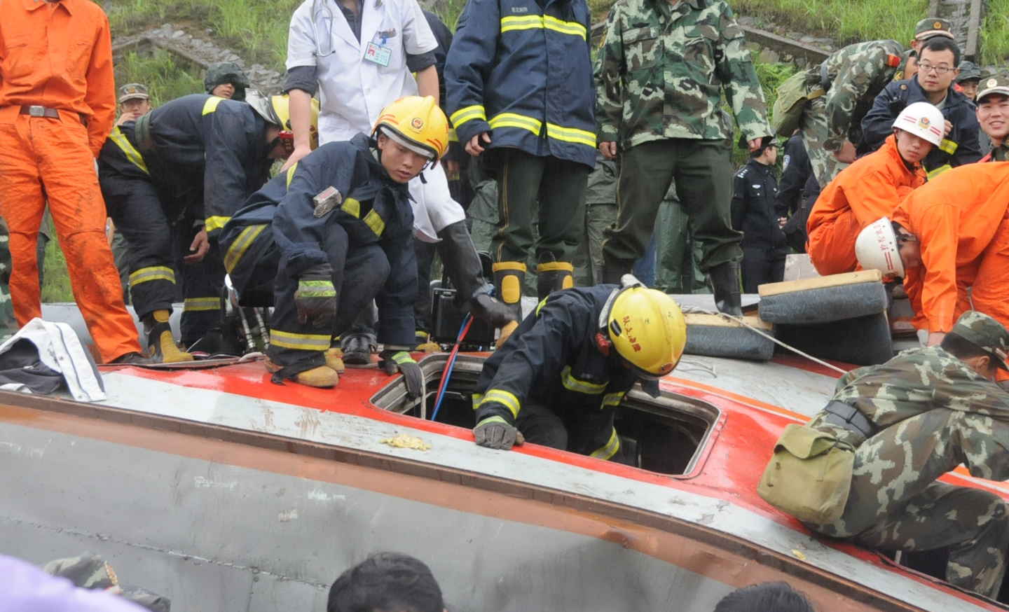列车运行中遇山体塌方脱线 死亡人数增至19人(图)