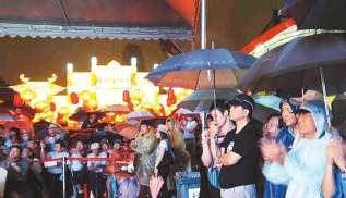 台北市民冒雨逛成都大庙会 领略四川风姿