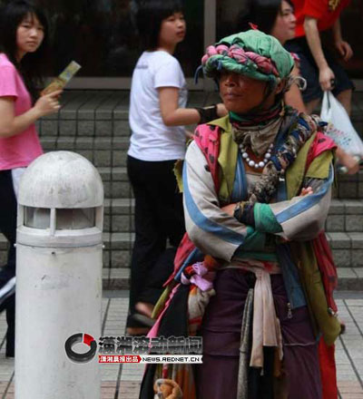 网友曝光七彩混搭“犀利姐” 盼其有好归宿