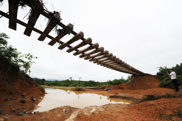 广西部分地区遭遇特大暴雨 铁路断线学校被淹