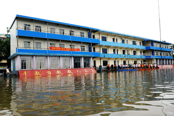广西部分地区遭遇特大暴雨 铁路断线学校被淹