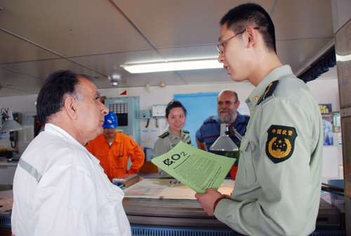 中国边防官员在外轮宣传“绿色低碳”生活