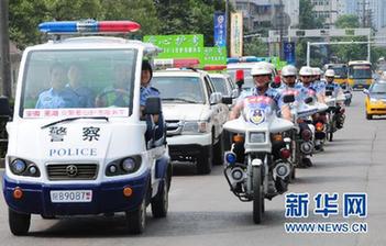 “爱心护考车”亮相芜湖街头