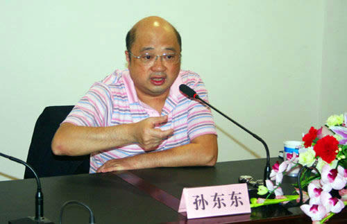 北大教授孙东东:记者没文化 人民日报的除外