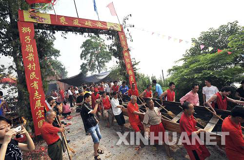 赣州龙舟下水迎端午