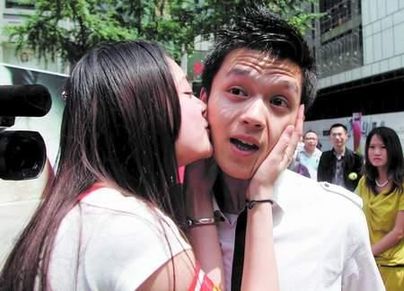 大三女生劝小伙捡烟头后当街献吻(组图)