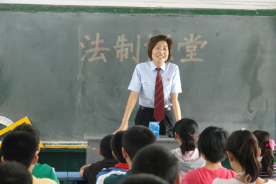 郑州上街区法院一庭长护送学生放学获赞誉