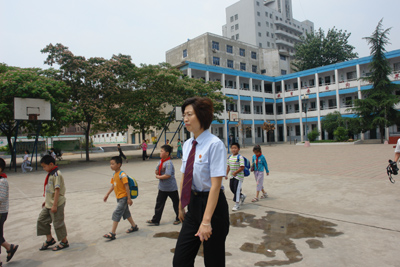 郑州上街区法院一庭长护送学生放学获赞誉