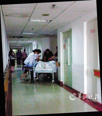 鄢颇被砍过程仅10秒 警方追捕3名在逃嫌犯(图)